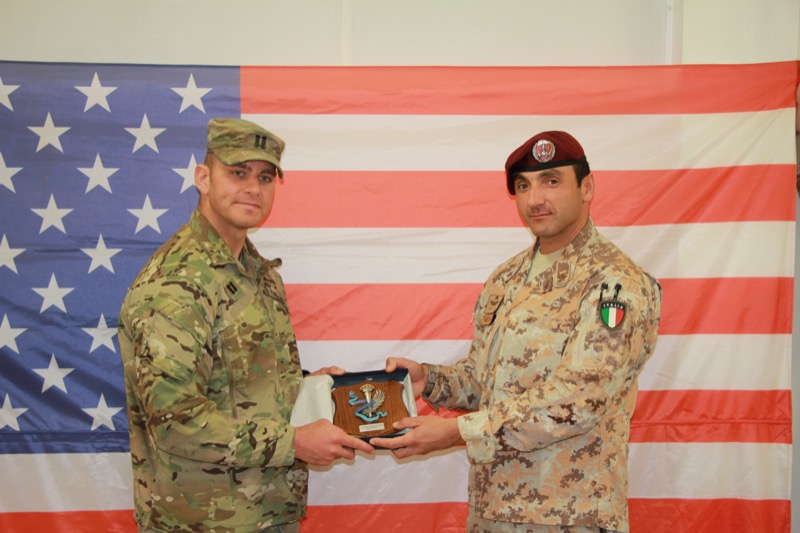 1. Missione in Iraq da sx il Cap. stautinitense Joseph A. Kinsey subentrante i il Ten. Col. Vincenzo Leone cedente.