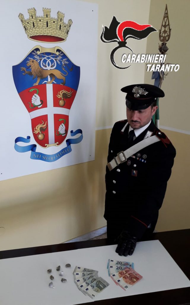 Carabiniere stupefacente e denaro