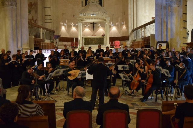 Sabino Manzo dirige Orchestra Santa Teresa dei Maschi e Florilegium Voci...