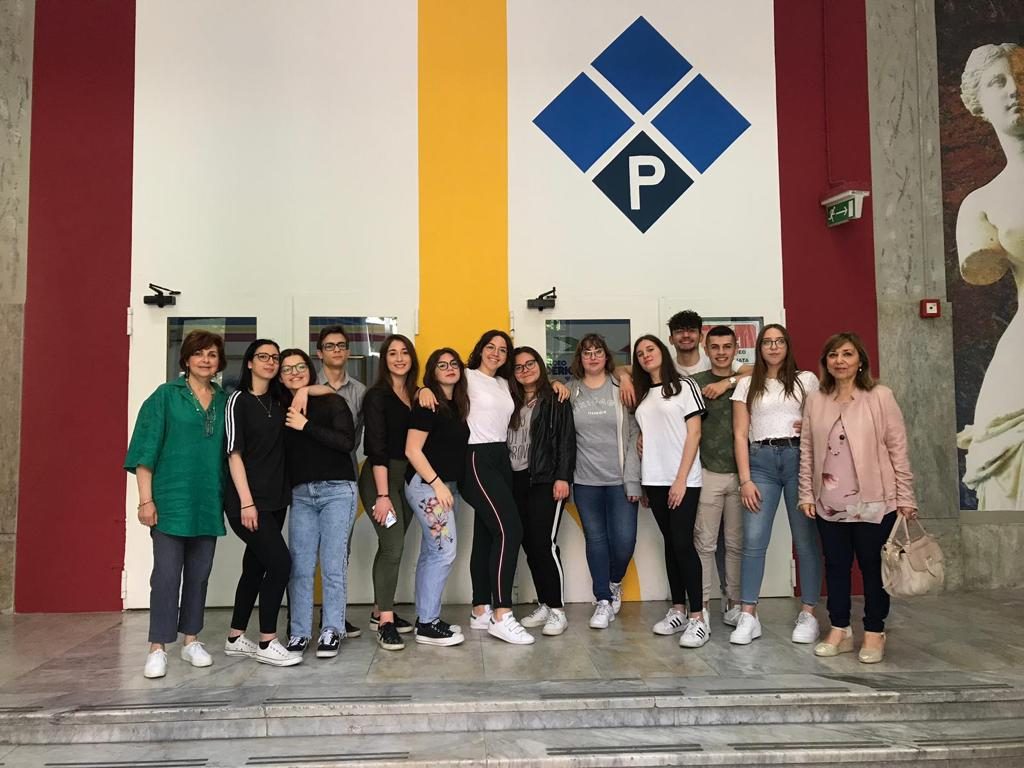 Gli studenti del progetto Erasmus del Liceo Poerio di Foggia con le professoresse Monica Trifiletti ed Enza Bortone 2