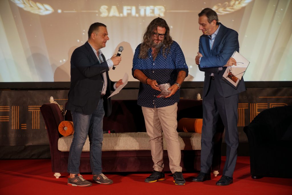 mirko frezza riceve premio dal sindaco