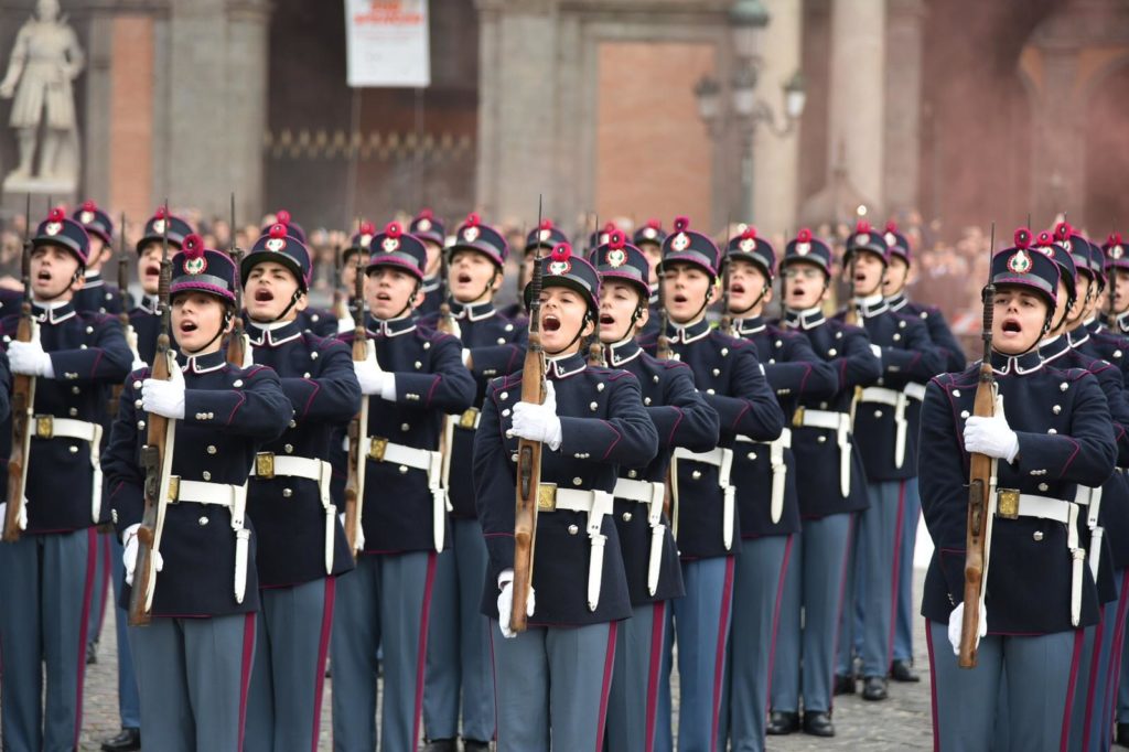 allievi che cantano linno