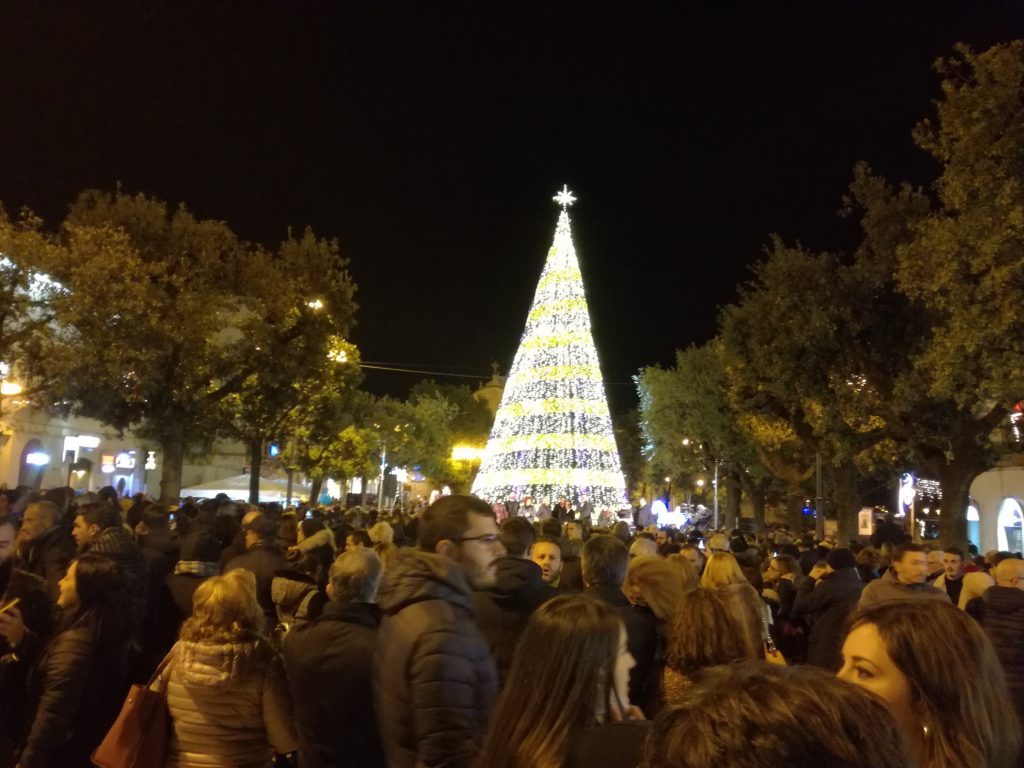 Albero Di Natale Happy Casa.Martina Franca Acceso In Piazza L Albero Di Natale Noi Notizie