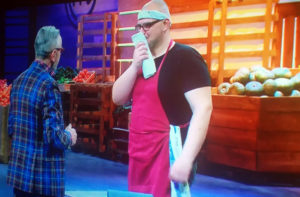 Vittorio Di Giulio riceve da Chef Barbieri il grembiule bianco di MasterChef