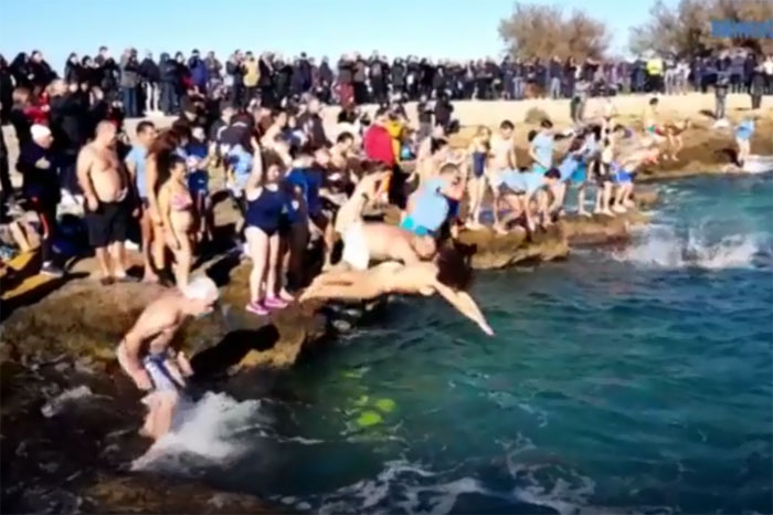 Un momento del tuffo 2020 b