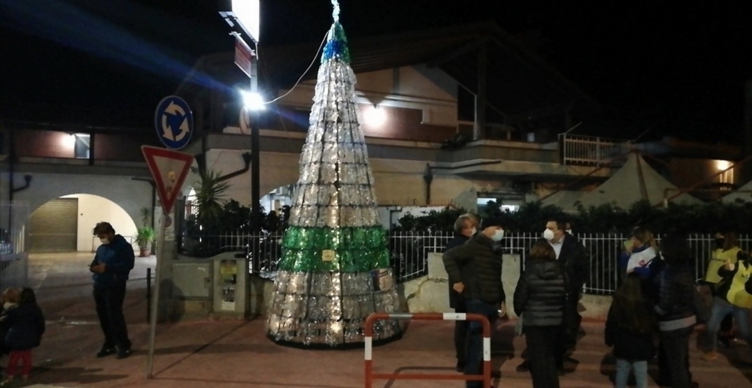 Taranto: albero di Natale con le bottiglie di plastica - Vimarsana News