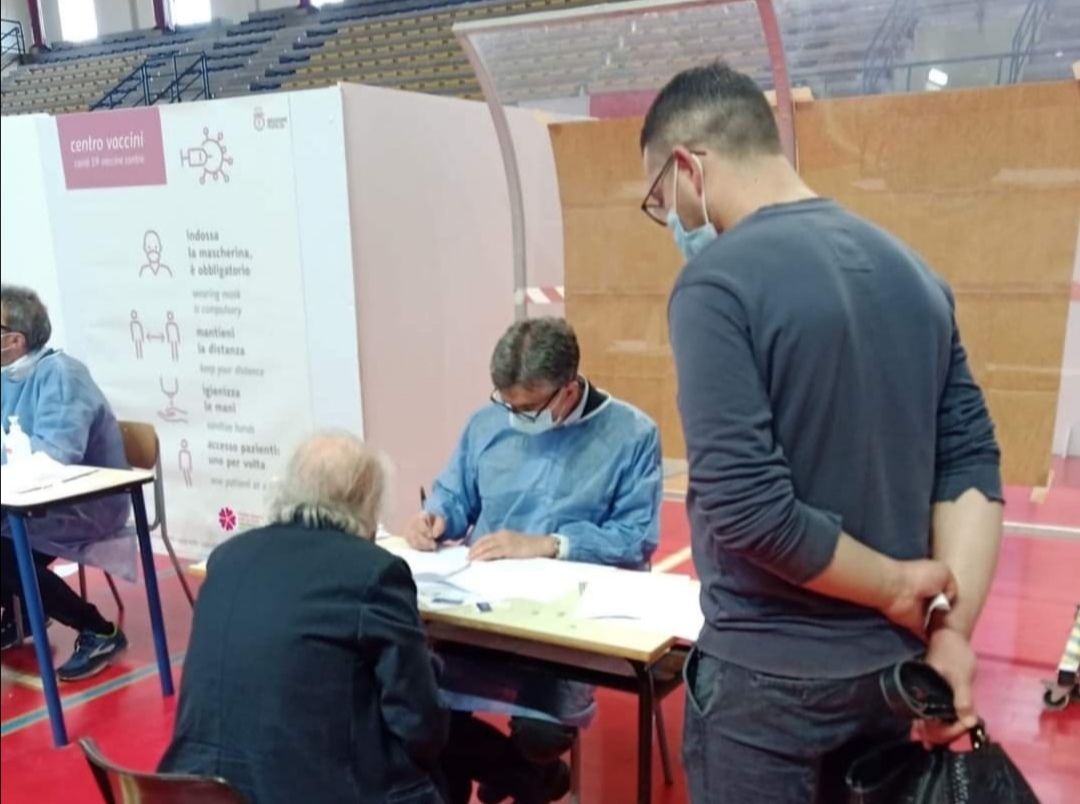 Barletta, vaccini: aiuta anche il sindaco Cosimo Cannito Barletta, vaccini: aiuta anche il sindaco Cosimo Cannito