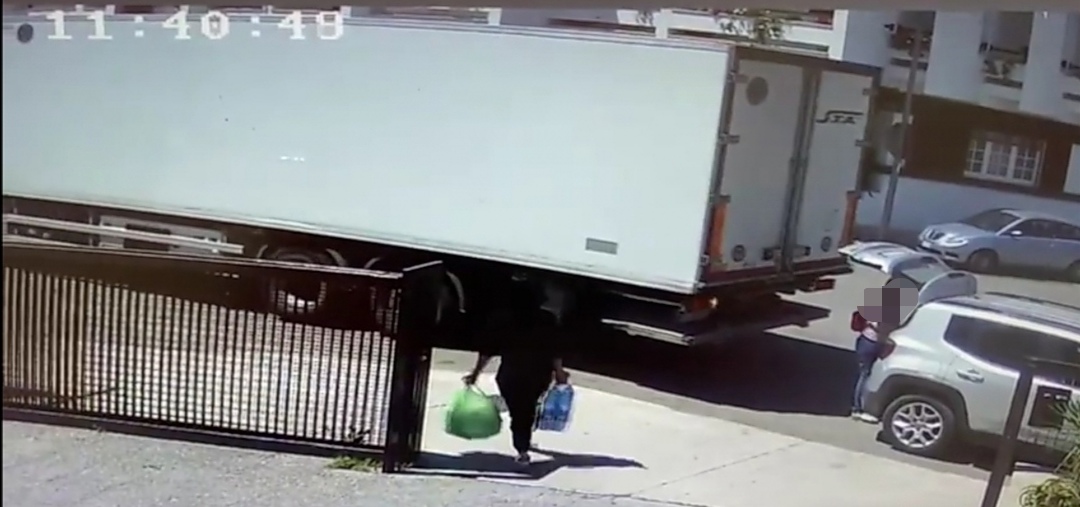 Lequile: investita dal tir in retromarcia fuori dal supermercato. Salva per il portabagagli aperto Incidente ieri mattina Lequile: investita dal tir in retromarcia fuori dal supermercato. Salva per il portabagagli aperto Incidente ieri mattina