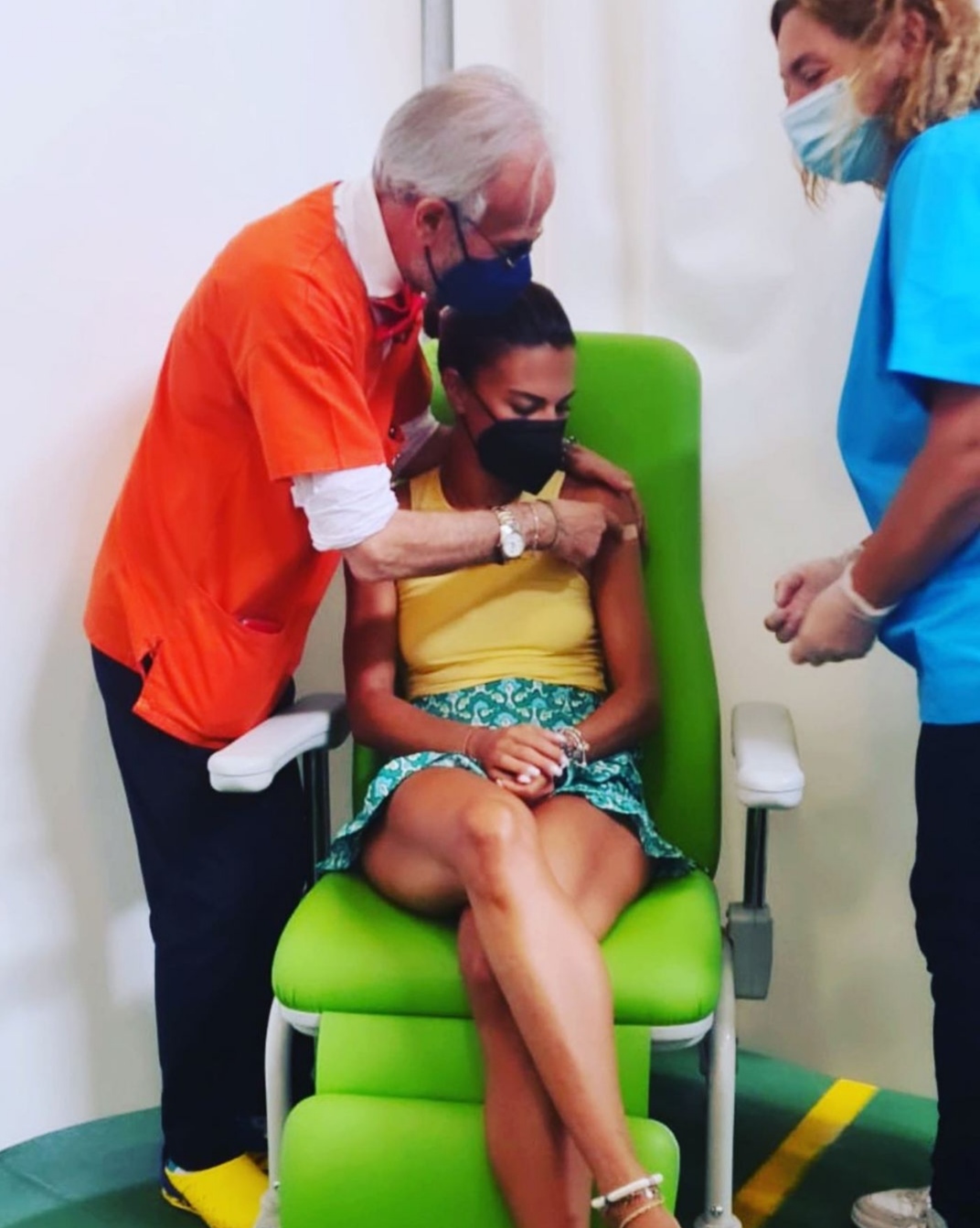Bianca Guaccero si vaccina e ringrazia il personale hub Bitonto | no vax reagiscono male La conduttrice ha pubblicato la foto e non sono mancati commenti irriguardosi - Vimarsana News