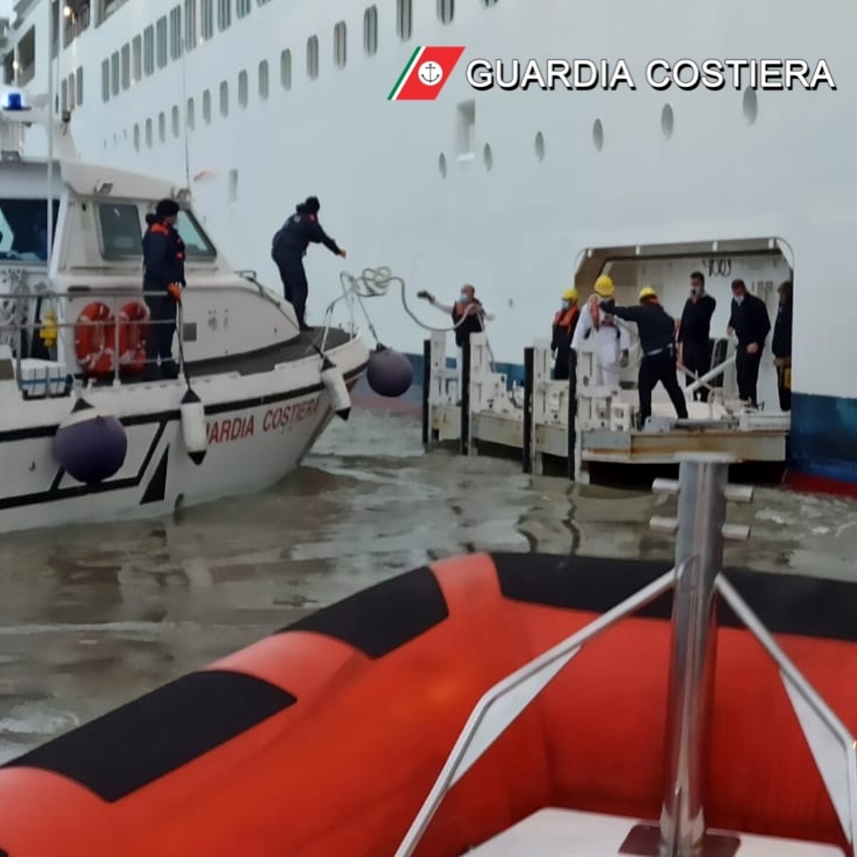 Infarto a bordo, anziana in crociera soccorsa al largo del Gargano Poi trasferita a Manfredonia Infarto a bordo, anziana in crociera soccorsa al largo del Gargano Poi trasferita a Manfredonia