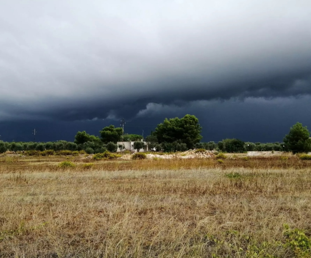 Maltempo, dirottati a Brindisi due voli per Tirana: disordini nella notte, pista occupata da passeggeri Intervento della polizia