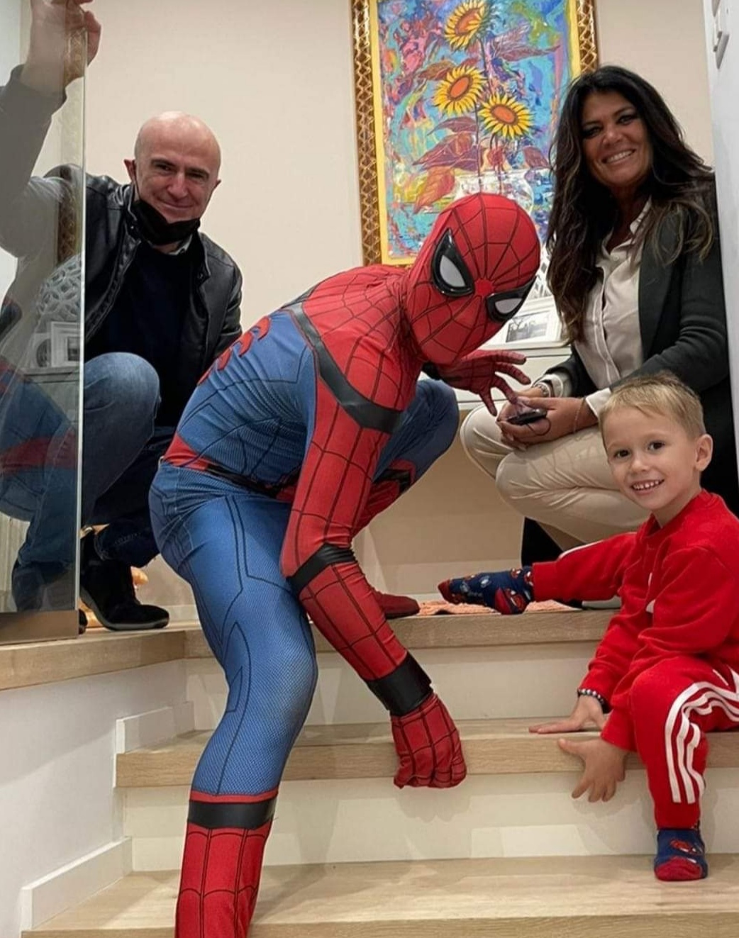 Bitonto: Giuseppe è in difficoltà, non può incontrare Spiderman che allora va a casa del bambino Durante la festa Bitonto: Giuseppe è in difficoltà, non può incontrare Spiderman che allora va a casa del bambino Durante la festa