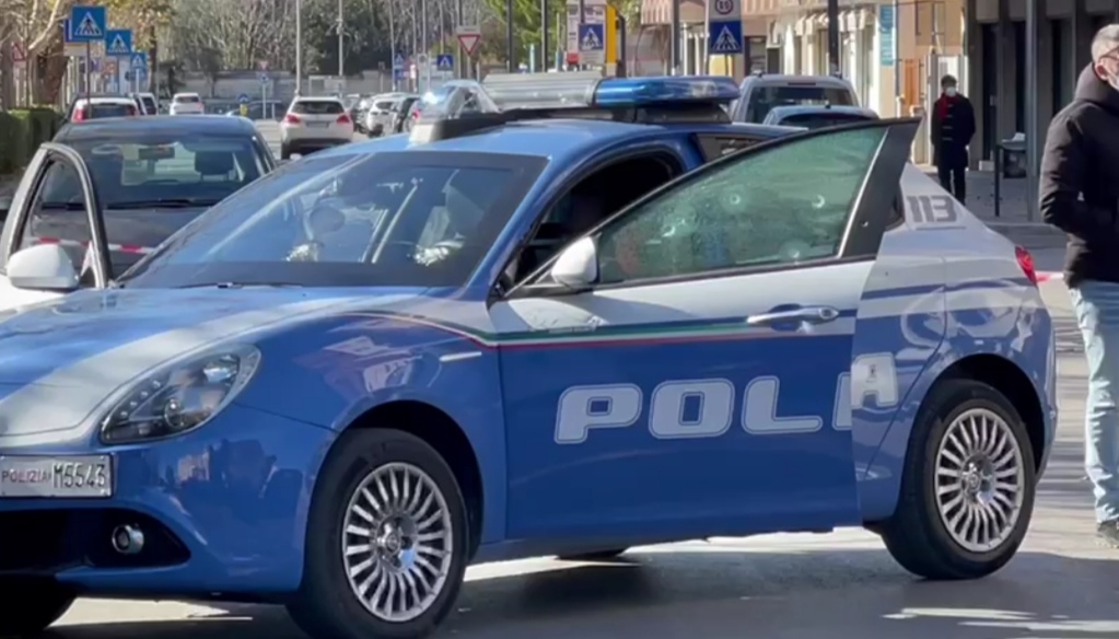 Taranto, sparatoria fra la gente: feriti due poliziotti, uno è grave. Un arresto In viale Magna Grecia