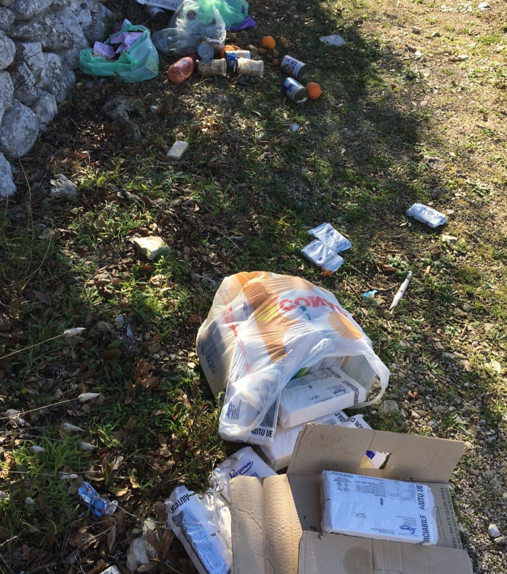 Alberobello: buttate in strada, “scatolette e confezioni di biscotti” per i bisognosi Con scadenza settembre 2022 Alberobello: buttate in strada, “scatolette e confezioni di biscotti” per i bisognosi Con scadenza settembre 2022