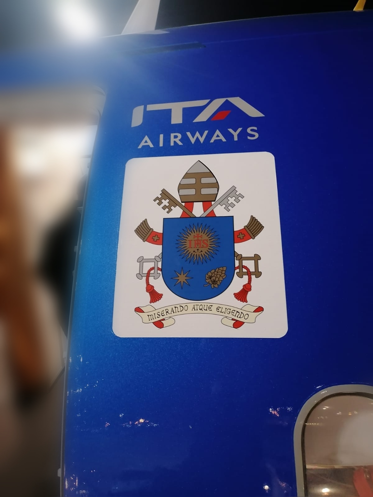 Airbus, il fermo di seimila A320 per urgente update: il problema riguarda anche l’aereo del papa Migliaia di voli a rischio