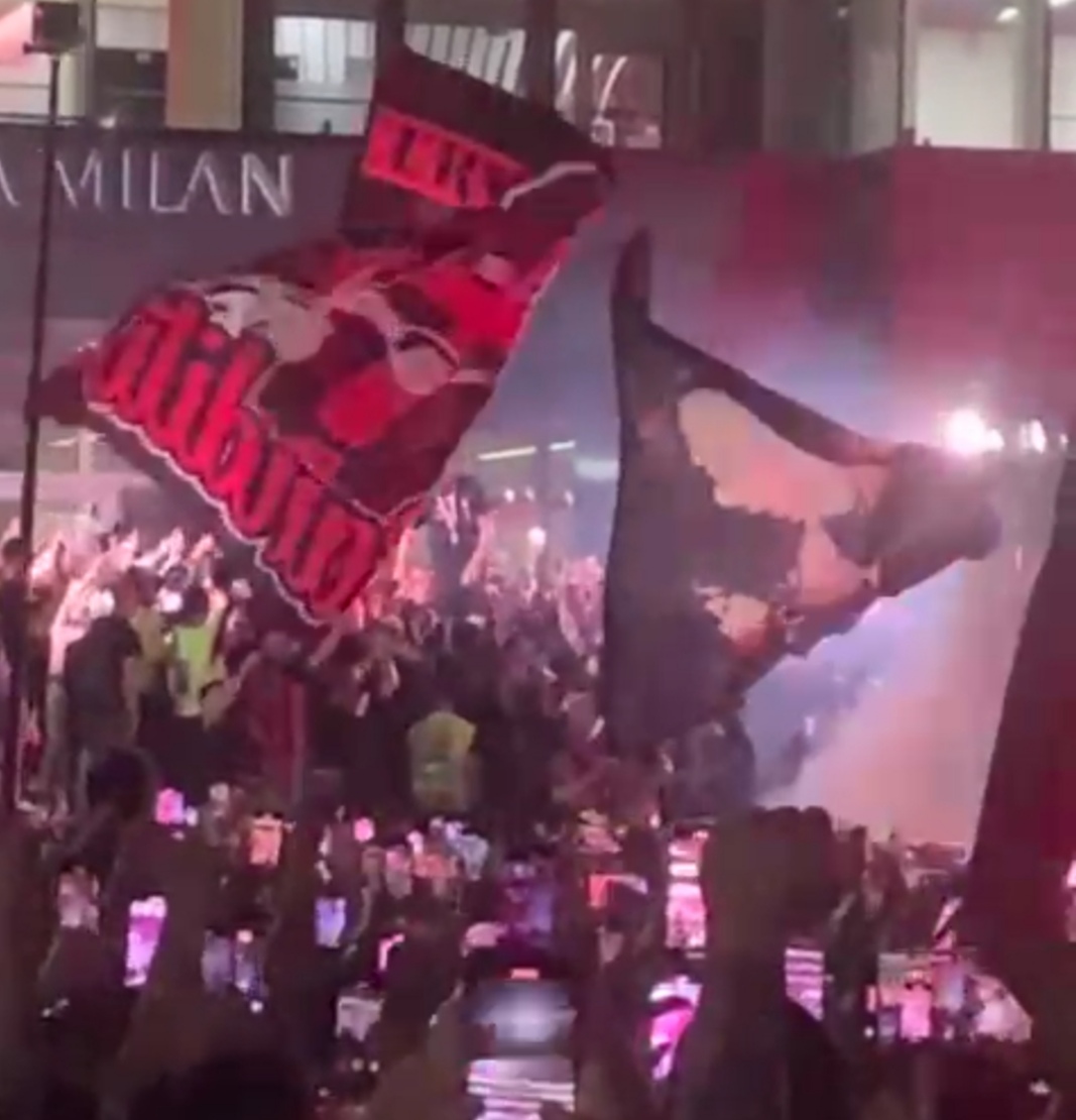 Milan, festa fino a notte: anche pugliesi da Reggio Emilia alla sede rossonera Il pullman con la squadra campione d Milan, festa fino a notte: anche pugliesi da Reggio Emilia alla sede rossonera Il pullman con la squadra campione d