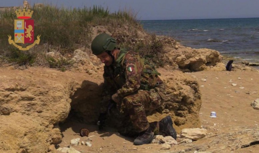 Torre Chianca: bomba della seconda guerra mondiale in spiaggia a due metri dalla riva L Torre Chianca: bomba della seconda guerra mondiale in spiaggia a due metri dalla riva L