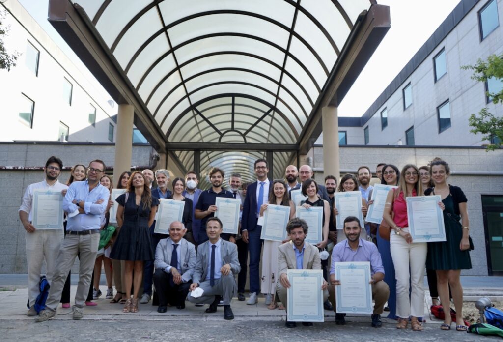 foto di grupopo dei diplomati. Al centro il rettore Cupertino