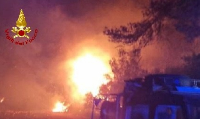 Costa brindisina: incendio di alberi e canneto a Punta della Contessa, fiamme visibili a chilometri di distanza Impiegati aerei per tentare lo spegnimento