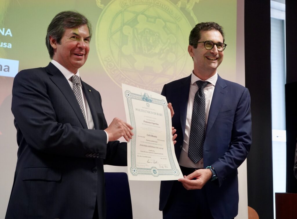 Carlo Messina con il Rettore Francesco Cupertino mostra la laurea in ingegneria gestionale