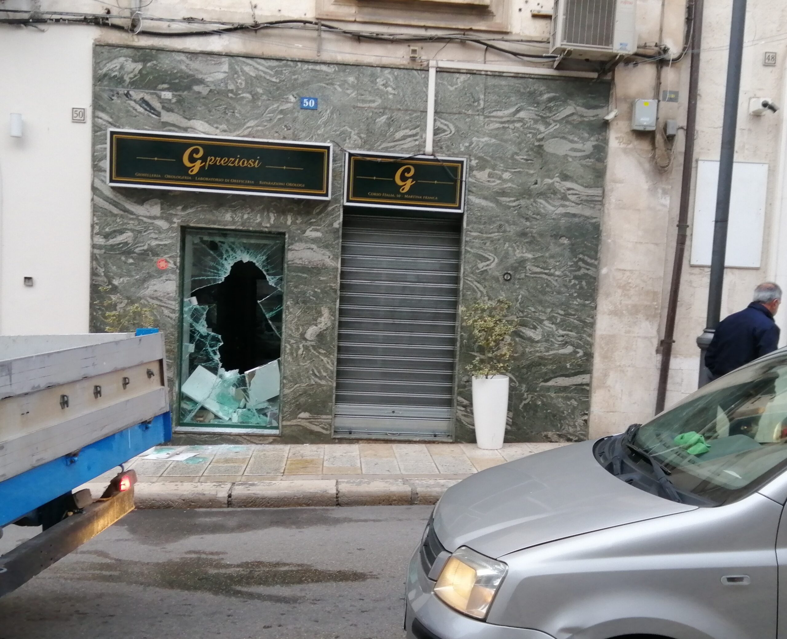 Martina Franca: furto e vetrina sfasciata nel negozio sul corso in pieno centro Intervento dei carabinieri