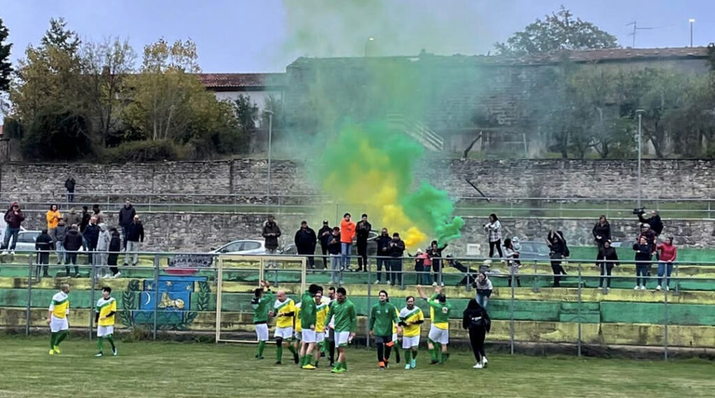 Il Real Celle di San Vito festeggia sotto la curva