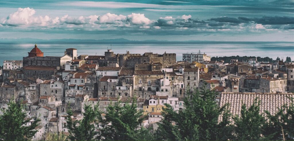 Vico del Gargano skyline sul mare