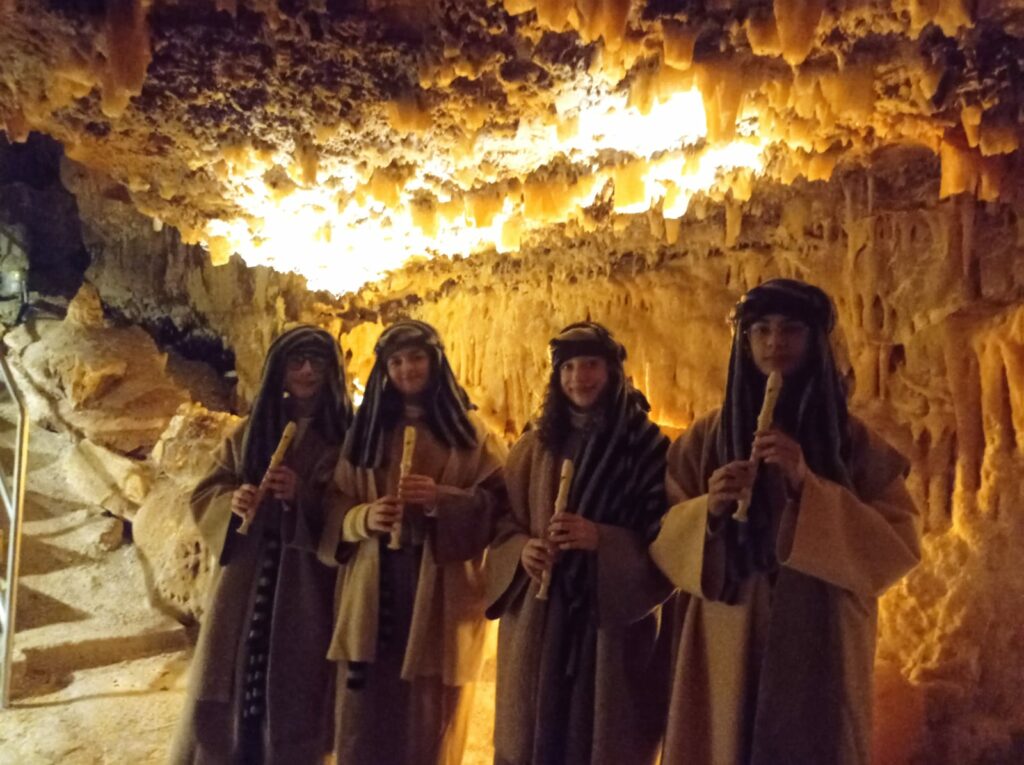 gli alunni al flauto dolce in grotta