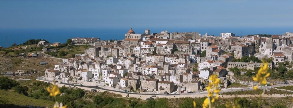 Vico del Gargano la collina sul mare