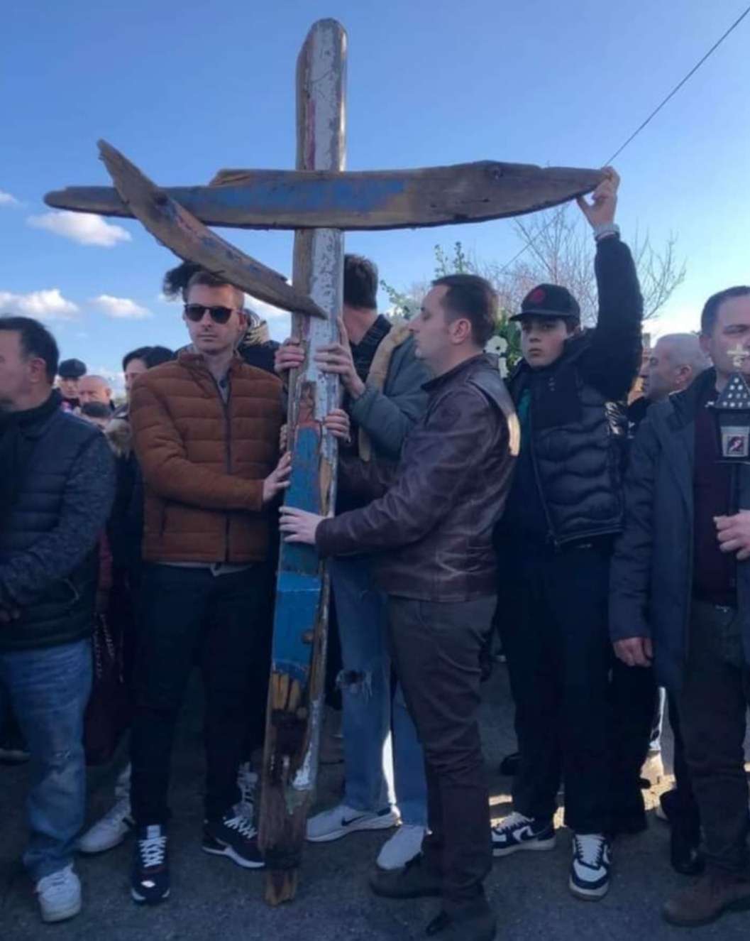 La croce fatta con pezzi del barcone del naufragio settanta morti