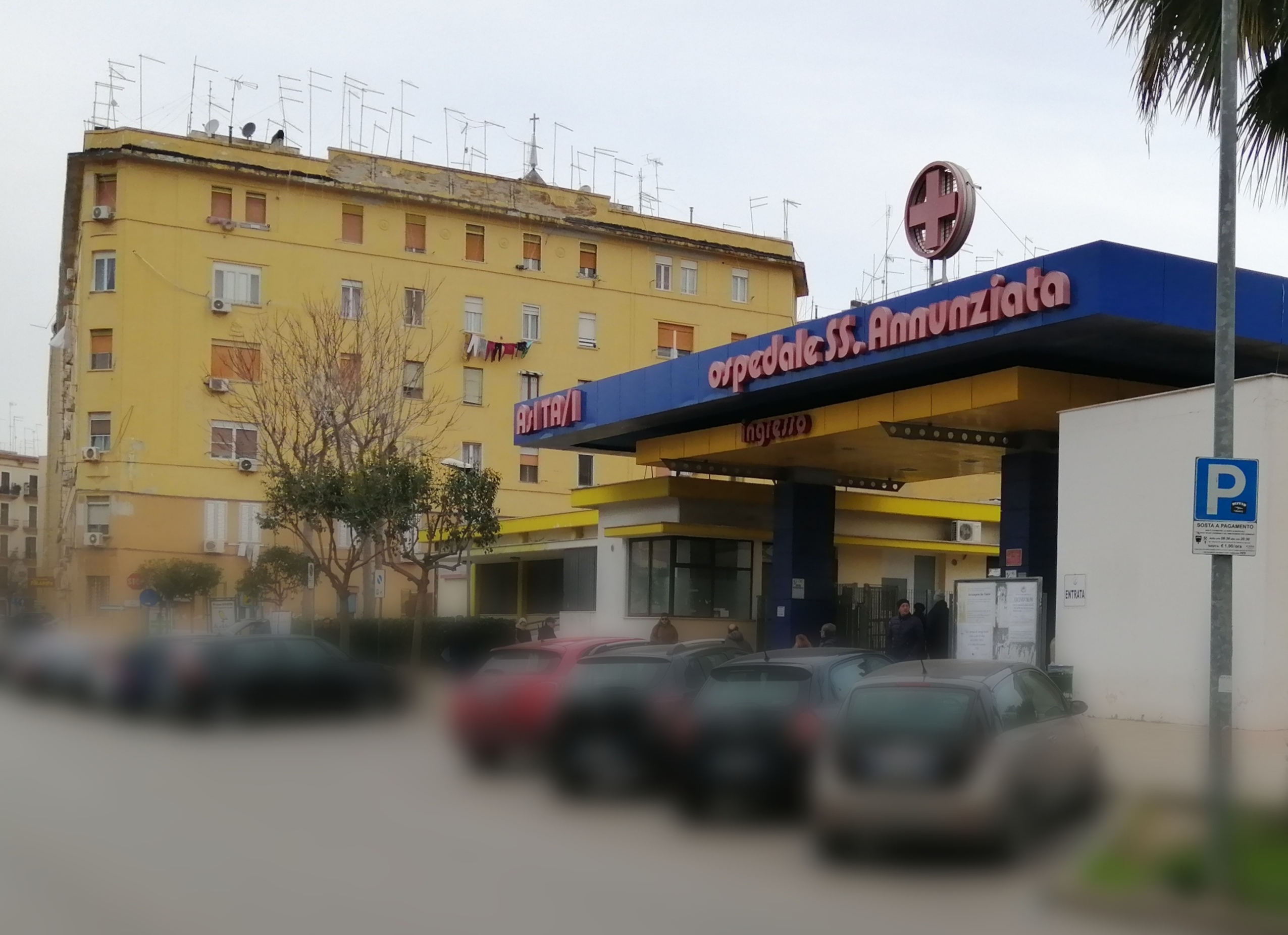 taranto bimbo di quattro anni vola gi249 dal terzo piano salvo grazie ai fili del bucato attutita la caduta