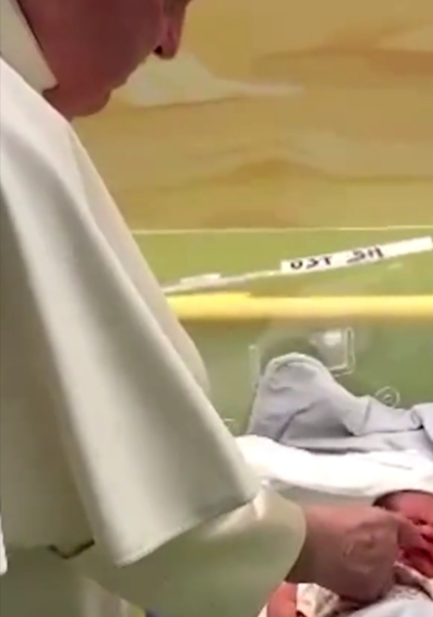 Il papa oggi esce dall’ospedale. Ieri ha battezzato un neonato in oncologia pediatrica Policlinico Gemelli