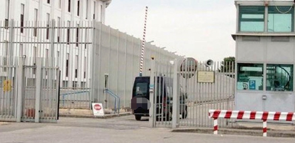 Taranto, agente penitenziario picchiato da un detenuto: trasportato all’ospedale Ieri sera