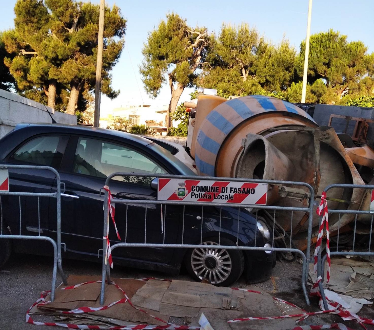 Torre Canne Cede asfalto, betoniera su due auto Torre Canne Cede asfalto, betoniera su due auto