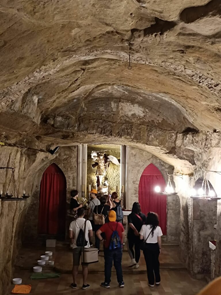 Gruppo nella Grotta