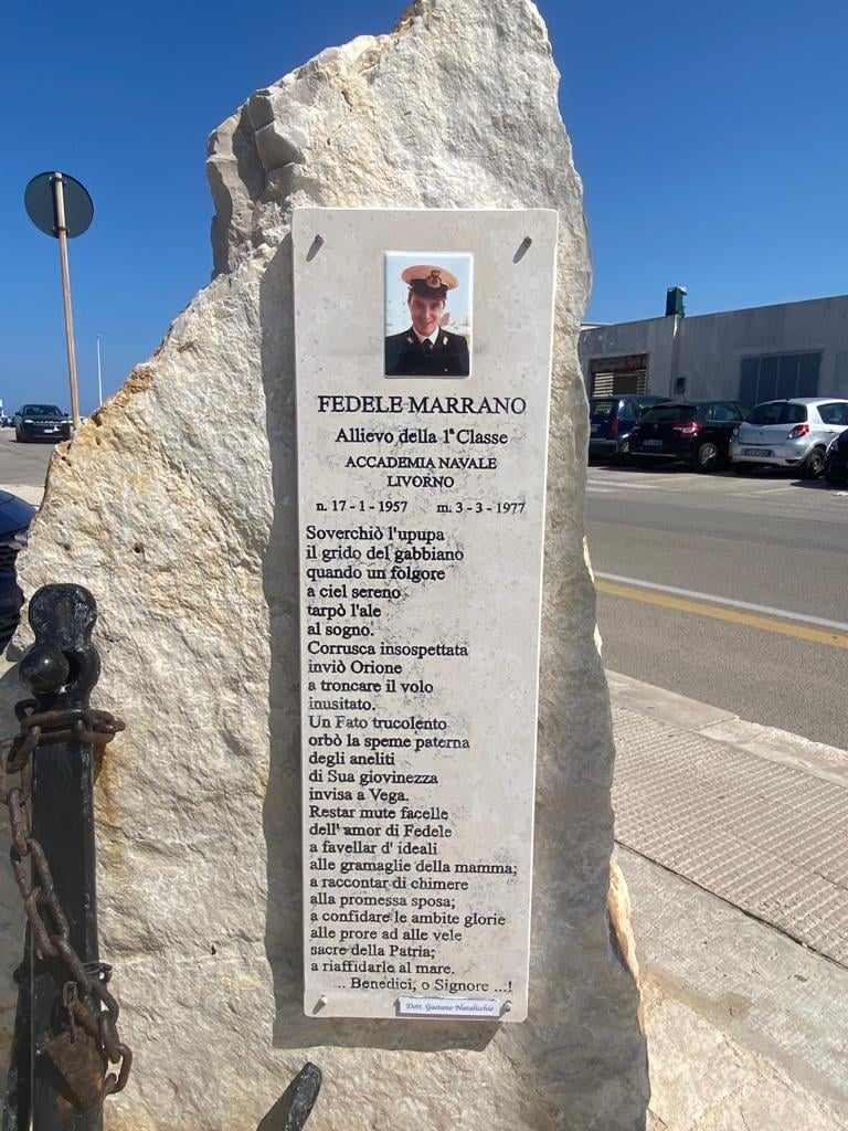 Stele dedicata a Fedele Marrano in Largo Marrano Lungomare Marina Italiana Giovinazzo