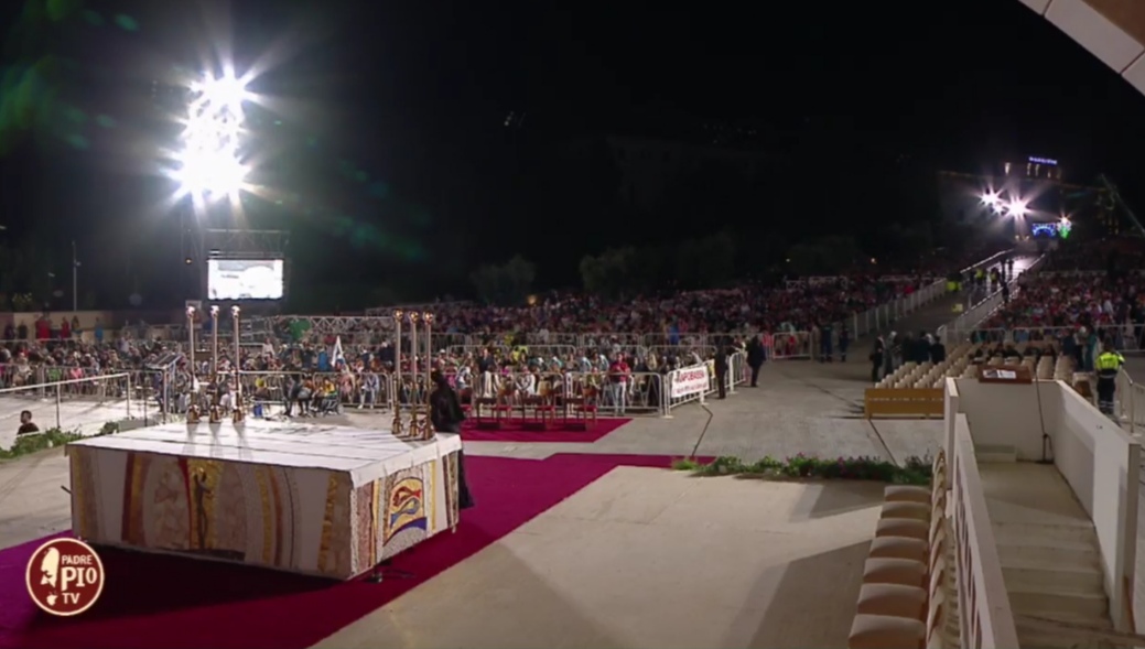 San Giovanni Rotondo: la notte della veglia per padre Pio Anniversario della morte San Giovanni Rotondo: la notte della veglia per padre Pio Anniversario della morte