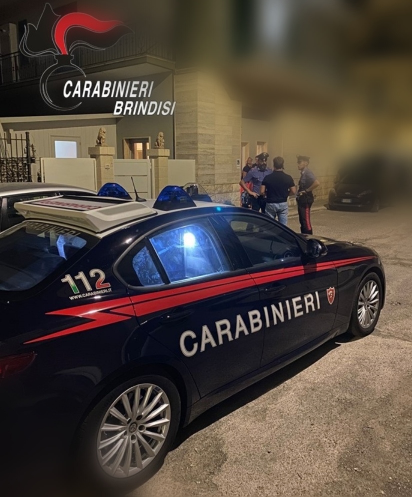 Fasano: armata di coltello, barricata in casa nella notte con il figlio di otto anni Intervento dei carabinieri