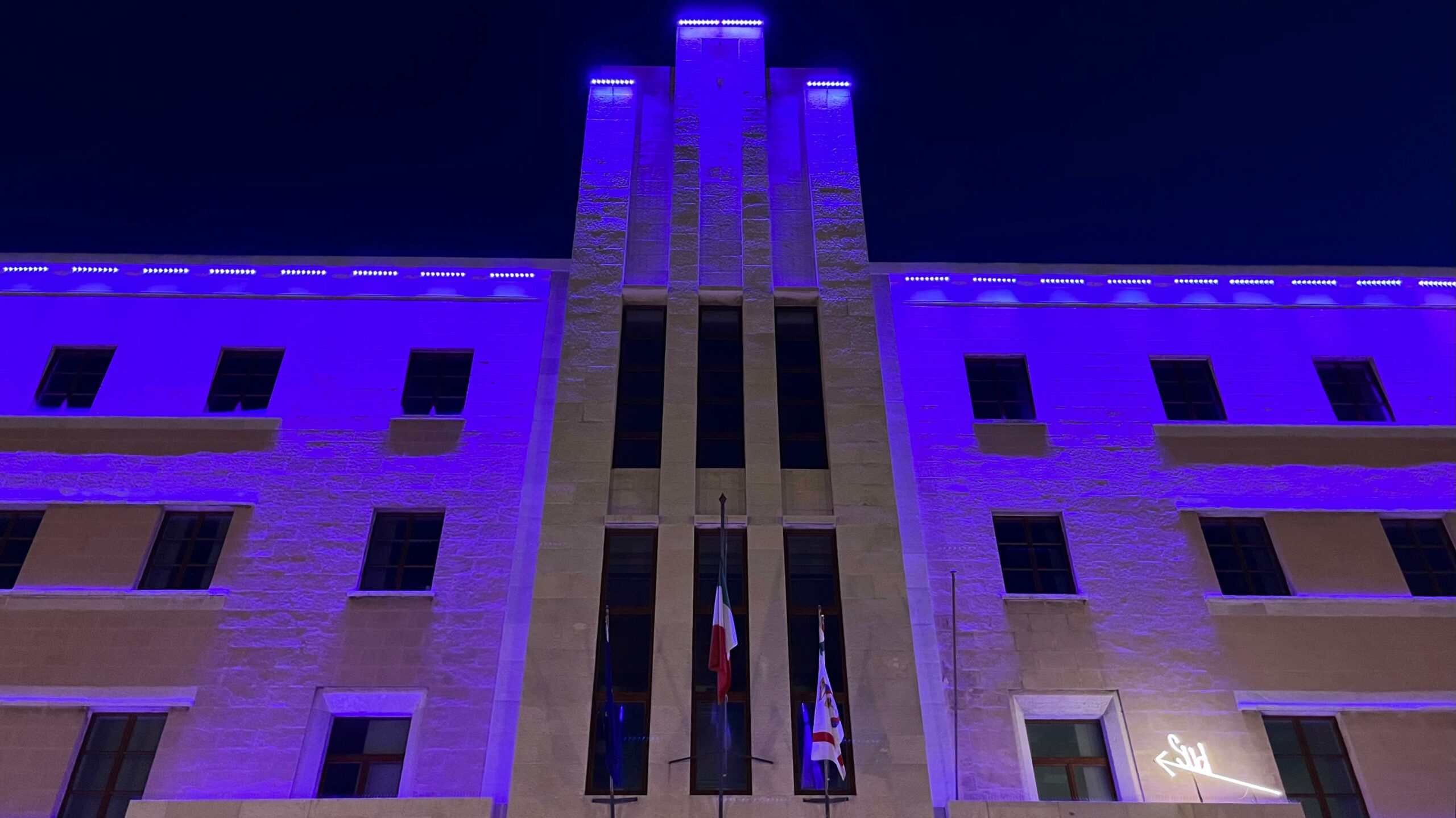 Palazzo della giunta regionale pugliese illuminato di viola Giornata dell