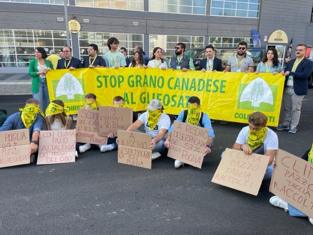 Flash mob giovani agricoltori contro i danni del clima sullagricoltura