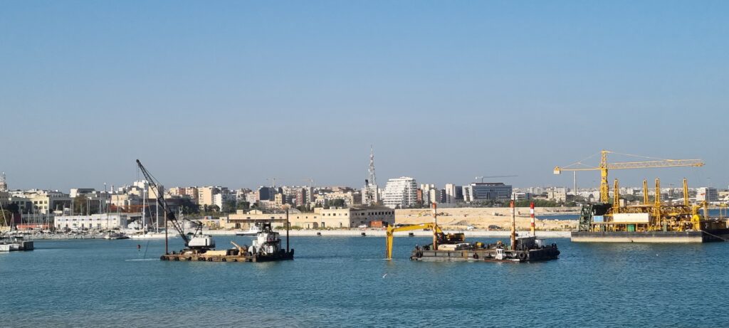 Porto di Bari. Operazioni di dragaggio scaled
