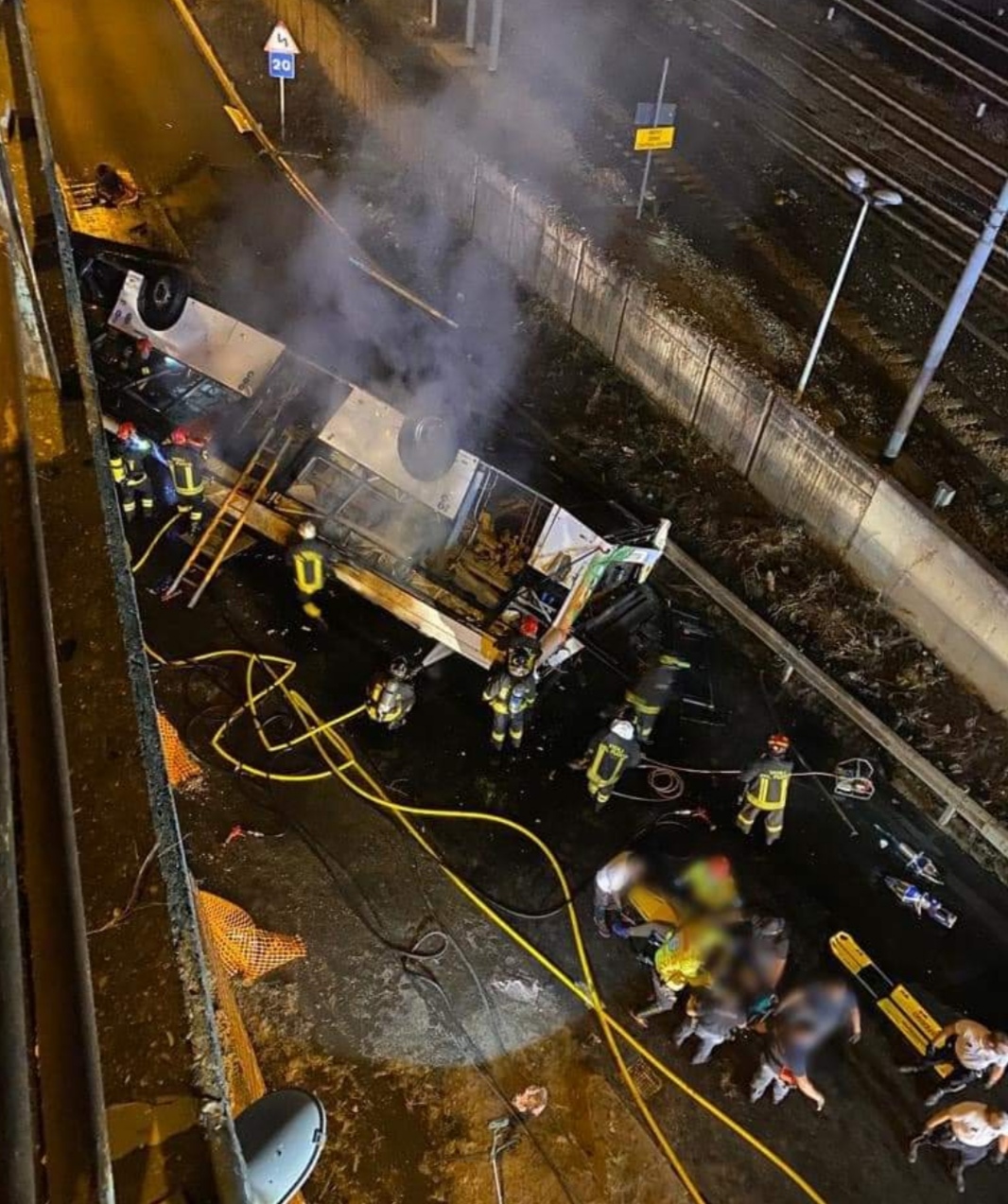 Mestre, pullman precipita da cavalcavia e si incendia: decine di morti Il sindaco: scenario apocalittico Mestre, pullman precipita da cavalcavia e si incendia: decine di morti Il sindaco: scenario apocalittico