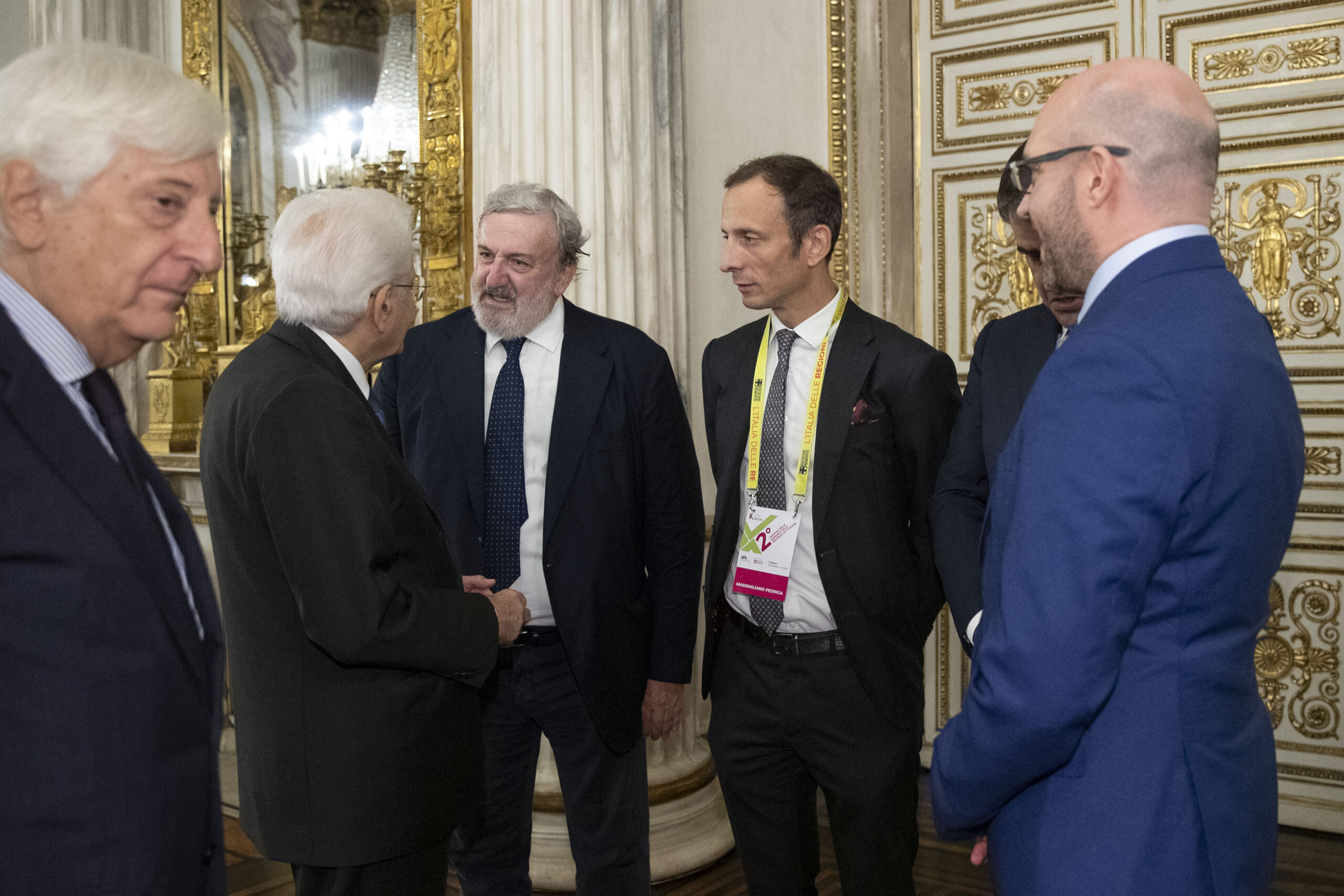 “Le Regioni inviano un messaggio di grande significato: quello di unità” Il discorso del presidente della Repubblica, tra i presenti Michele Emiliano presidente della Puglia “Le Regioni inviano un messaggio di grande significato: quello di unità” Il discorso del presidente della Repubblica, tra i presenti Michele Emiliano presidente della Puglia