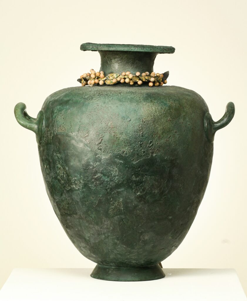 Hydria in bronzo utilizzata come urna cineraria seconda meta IV sec a.C. MArTA scaled