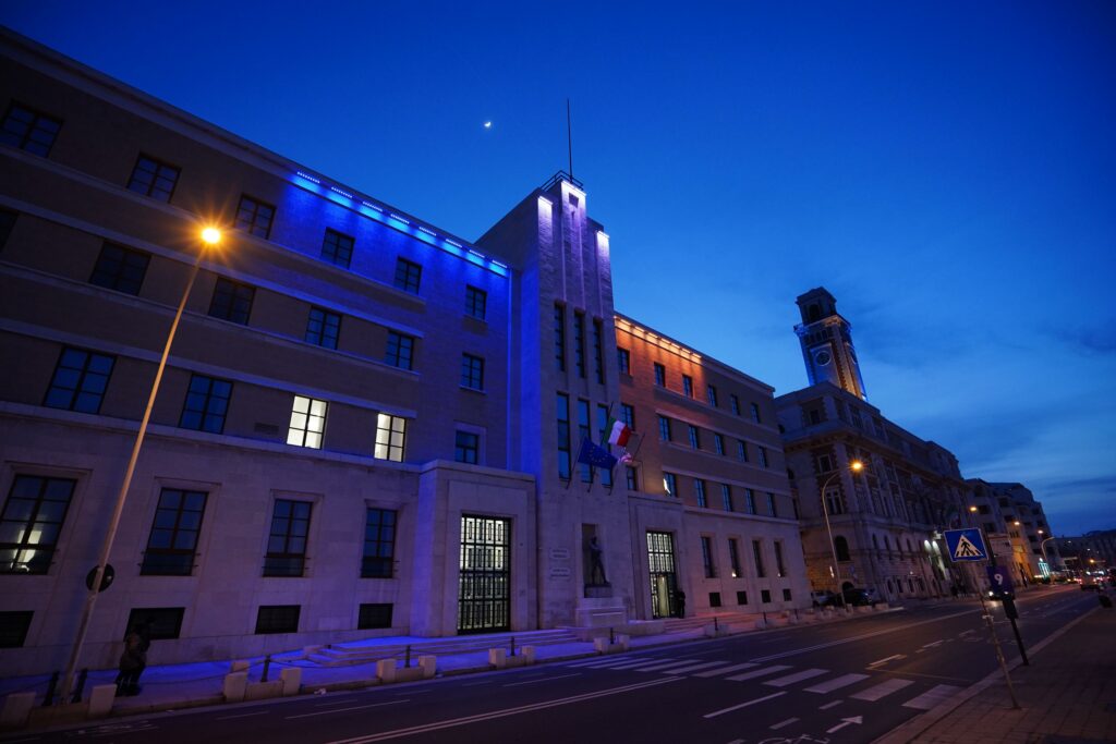 Palazzo Regione illuminato con colori bandiera ucraina (3)