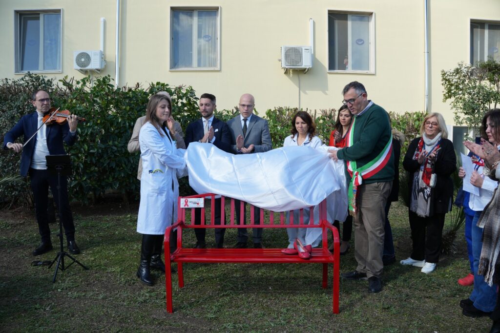 Inaugurazione Panchina Rossa giardino San Giovanni di Dio Adelfia (1)