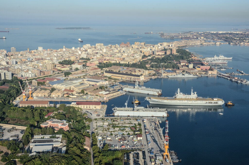 Taranto, arsenale militare marittimo di taranto vessillo di una citta marinara (C) FAI (2)
