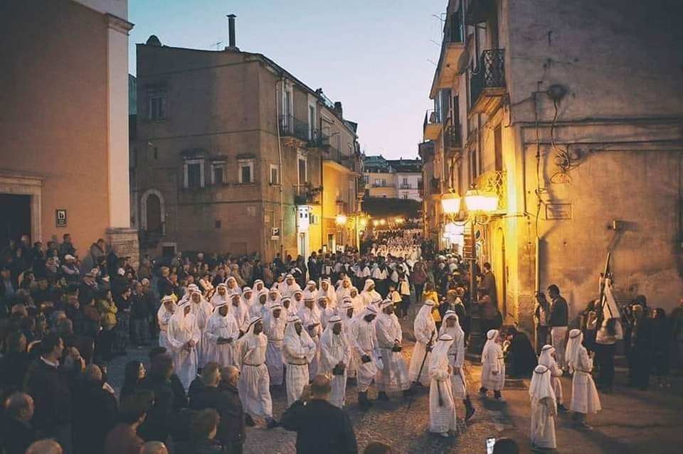 il grande corteo processione delle cinque Confraternite di Vico del Gargano