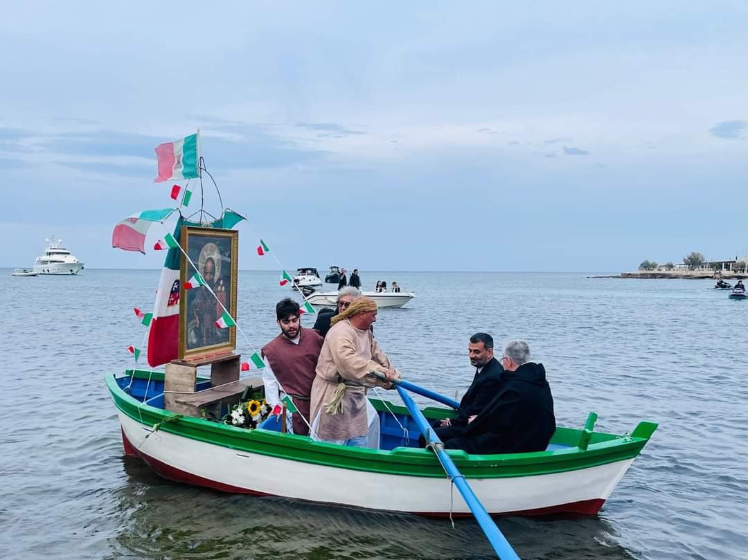 Bari: la processione in mare poi il corteo di San Nicola Stasera, lungo applauso al sindaco Antonio Decaro commosso