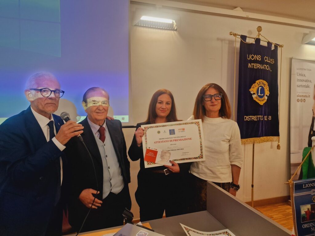 L'ing. Elio Loiodice, il prof. avv. Aldo Loiodice, la vincitrice e l'ass. Celicia Di Lernia